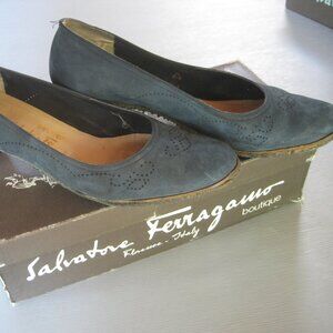 Salvatore FERRAGAMO Boutique Shoes 2” High Heel Pumps women’s shoes US 9 1/2 B.